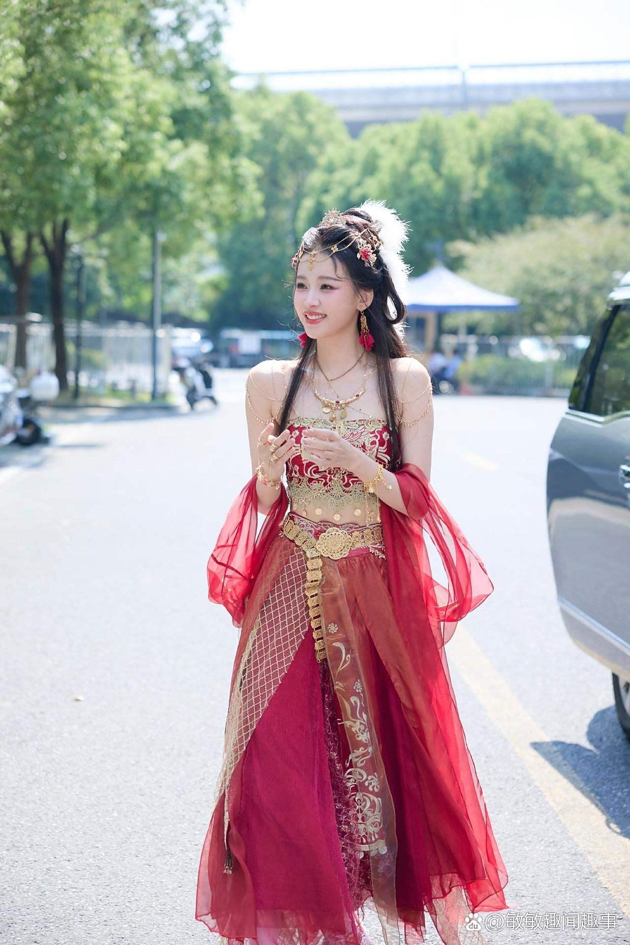 孙怡这个造型灵动又可爱，即像西域美女，又像天上下凡的仙子！造型师也太会发掘孙怡的