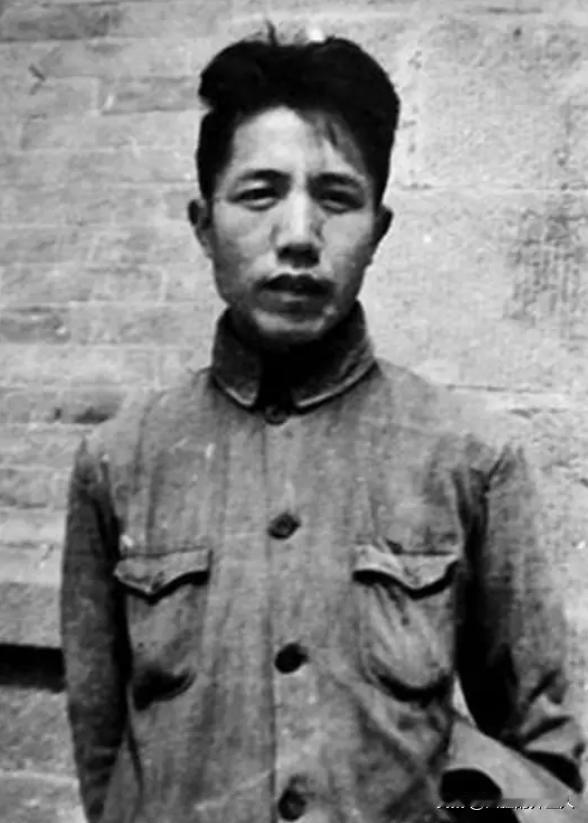 1980年，作家周扬回乡探亲，顺道去看前妻吴淑媛墓，谁料，半路突然大雨倾盆，顿感