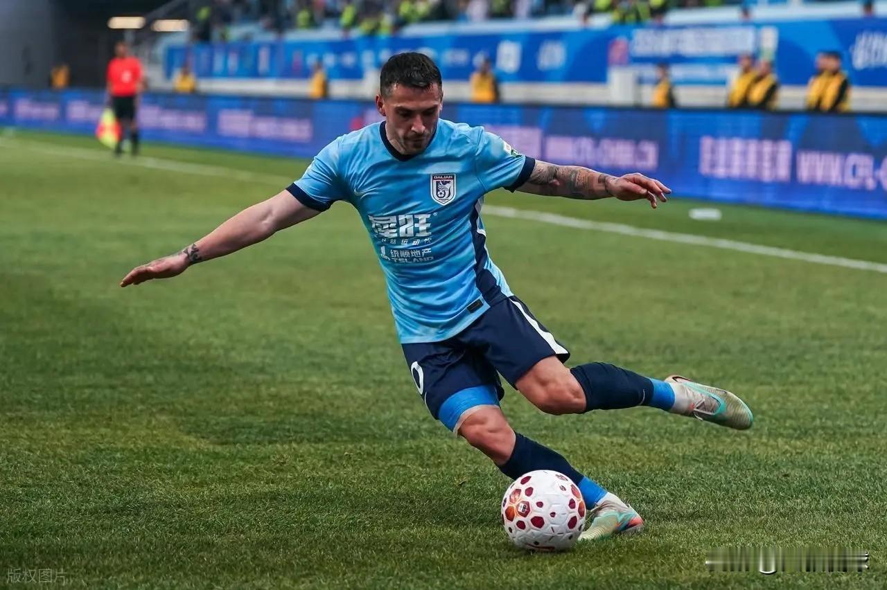 尼古拉·斯坦丘堪称大连英博的“中场法拉利发动机”。作为球队攻防转换的核心，他兼