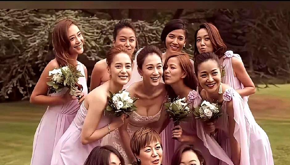 圈里有两场婚礼的伴随阵容，到现在都没人能超越。2015年，李小冉在布鲁塞