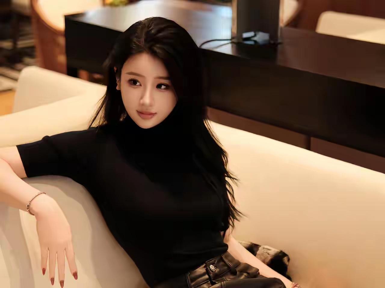 静坐花间语，笑看云卷舒。