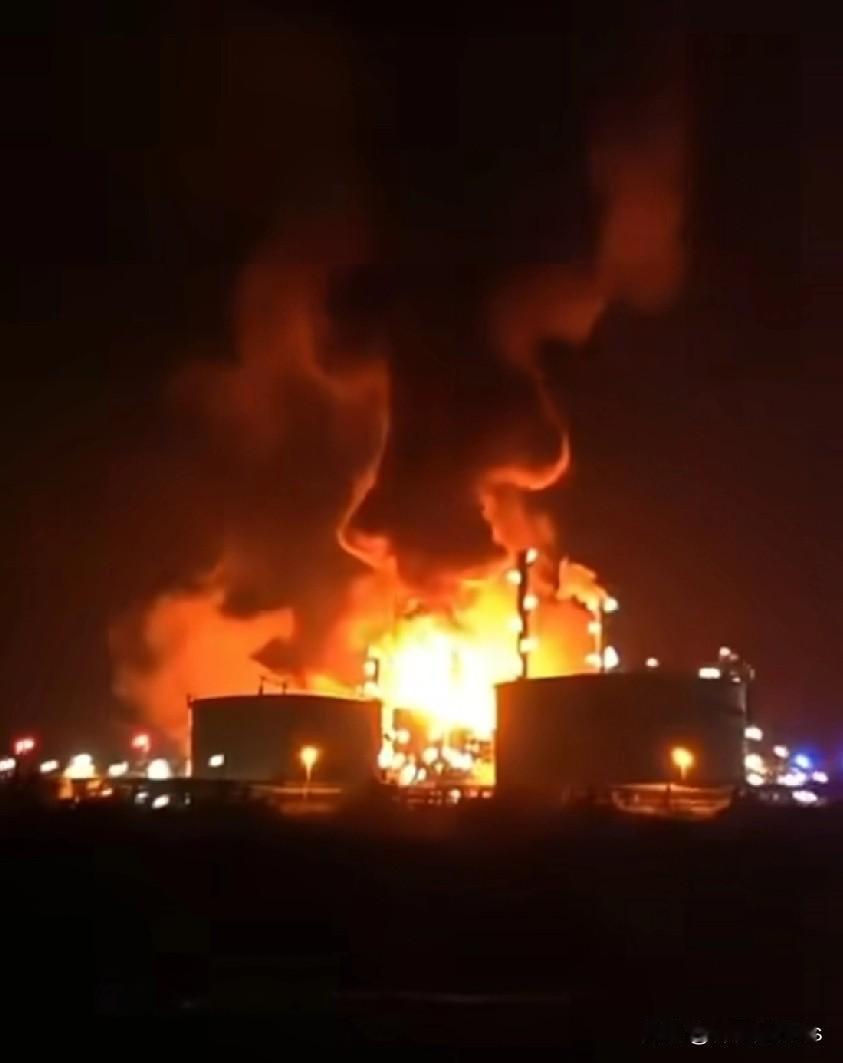 昨晚，俄罗斯萨马拉州锡兹兰的炼油厂又遭到乌克兰远程攻击无人机的袭击引起爆炸，现场