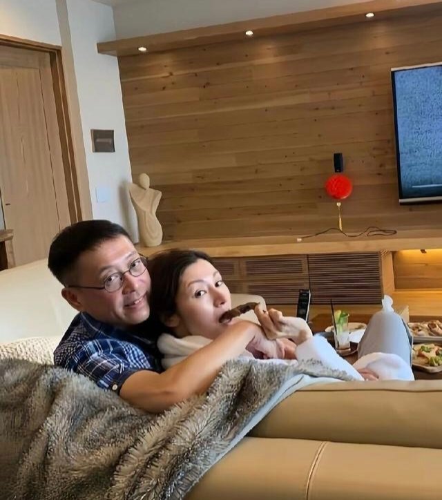 许晋亨李嘉欣窝沙发看电视好惬意，结婚17年零绯闻，每月200万生活费，儿子留学后