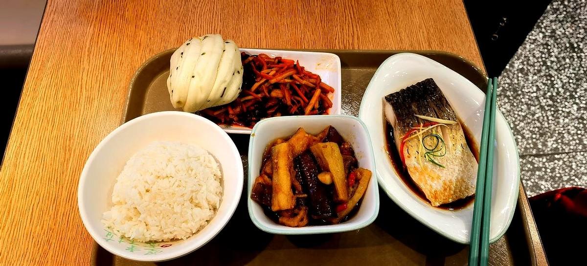 上海初印象，北京高铁站的饭和上海高铁的饭差距有多大。早起在北京高铁南站吃早餐，