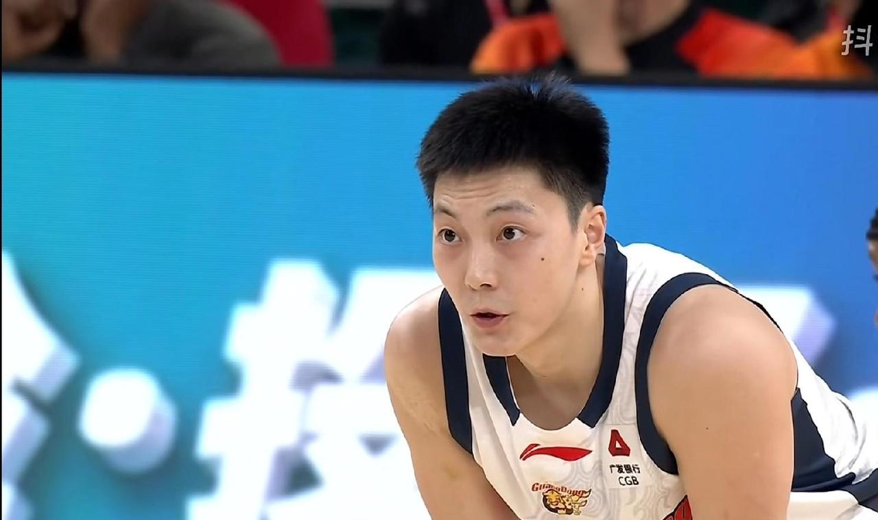 当我亲眼目睹了胡明轩的糟糕表现后，我真是怒气冲天，这场比赛他首发登场28分钟，投