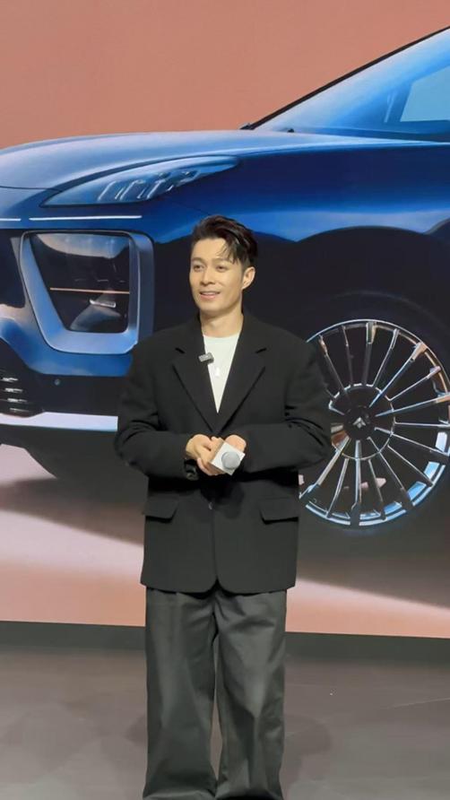 11月25日，在热闹非凡的2025年第二十三届广州国际车展，中国香港著名歌手周柏