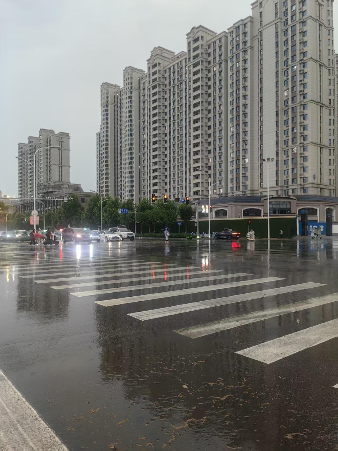 石家庄晚高峰“卡点雨”又来了！真的被石家庄的天气拿捏得死死的！一到学生放学、打