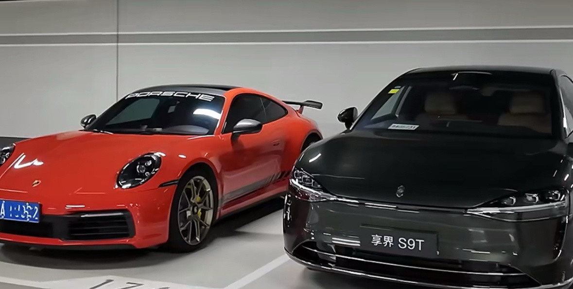 这老哥让人羡慕呀，有享界S9T，还有保时捷911，两款颜值拉满的汽车，羡慕[do