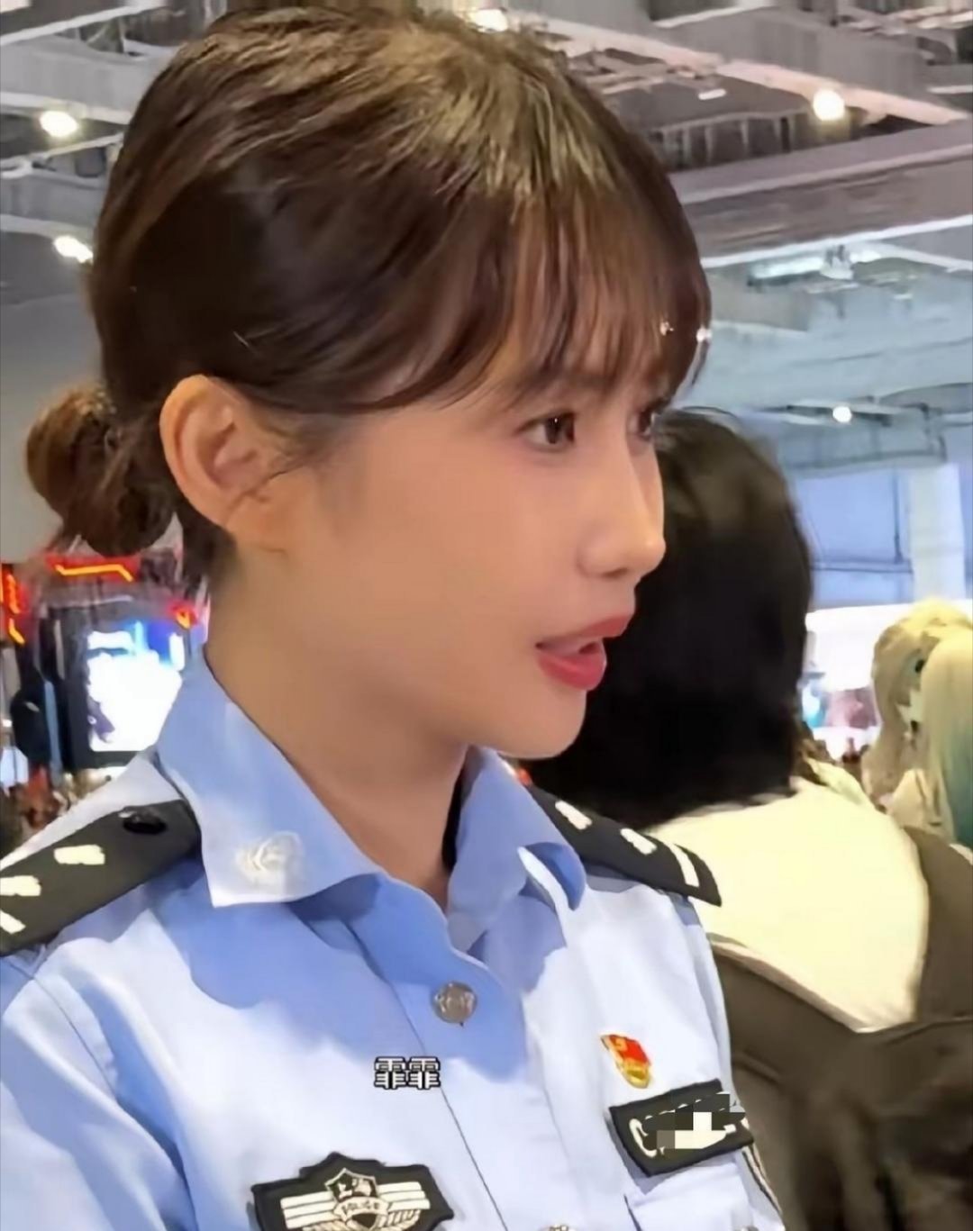 上海一女警察酷似邱淑贞，网友称比邱淑贞女儿还像邱淑贞，第一眼还以为是小昭