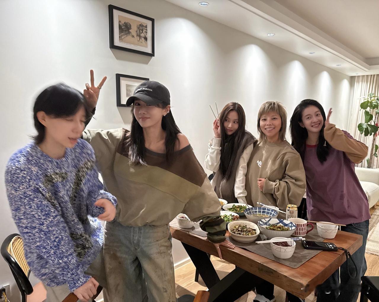 李斯丹妮、王霏霏、刘芸、张雪迎姐妹几个聚餐，刘芸的牛仔裤太抢镜，裤子实在是太脏太