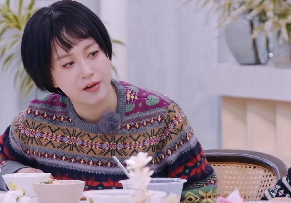 李嘉格问黄圣依妈妈：“你觉得你女儿演技咋样？”黄圣依妈妈：“现在还行，一开始演的