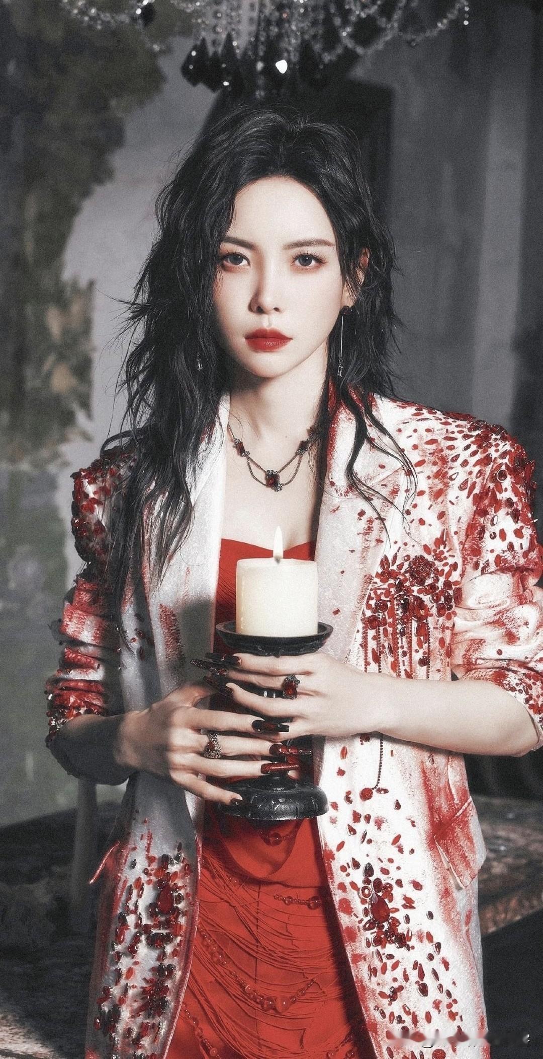 我奶奶看了于文文的照片，很久没说话，突然默默的说：这孩子我一看就知道，她是个