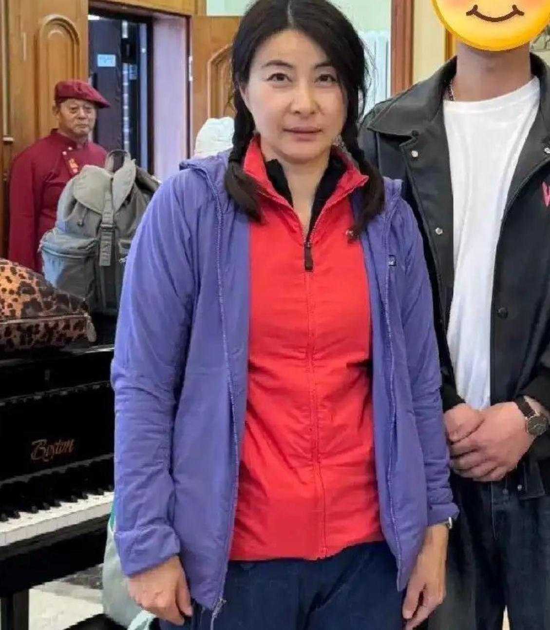 43岁郭晶晶素颜在哈尔滨被拍到，穿得像大妈却意外时髦，网友：这气质绝了！​