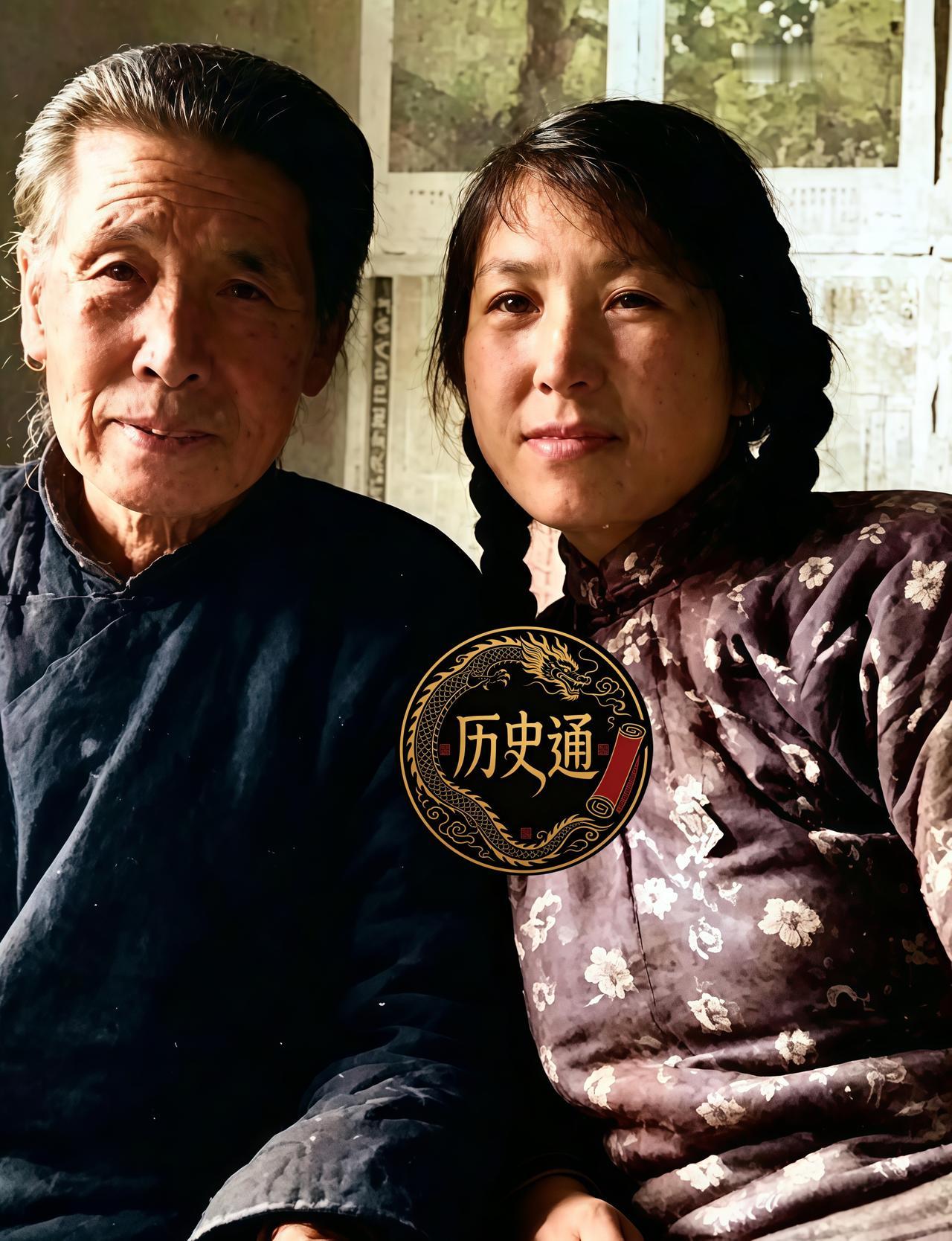 这是离开溥仪后的福贵人李玉琴与母亲在一起。抗战胜利后，溥仪仓皇出逃，把李玉琴孤
