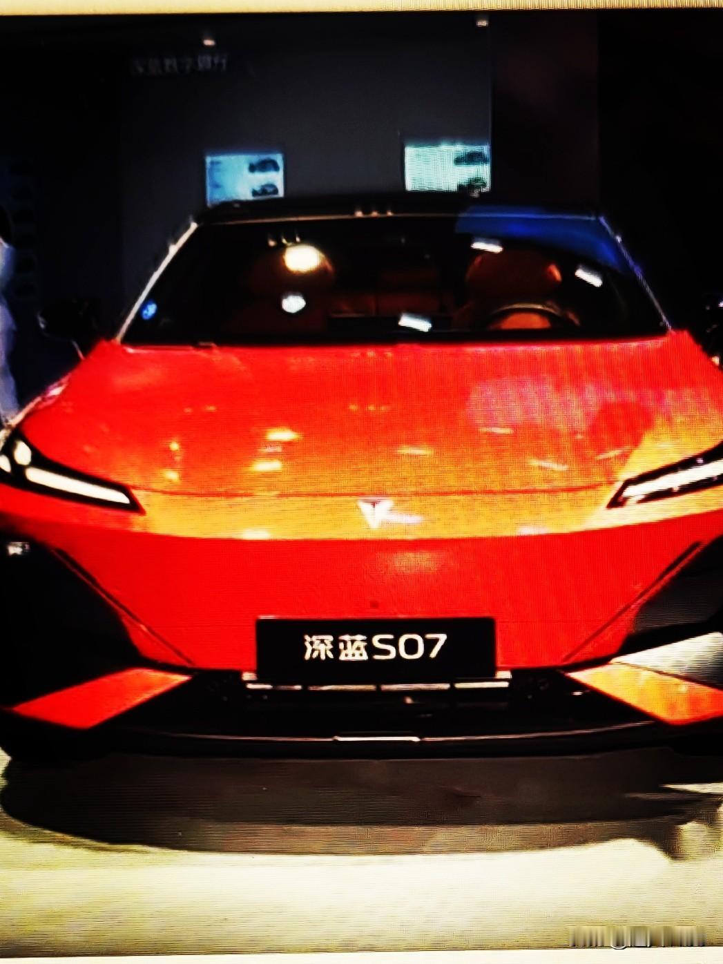 深蓝S07华为乾崑长续航版它是深蓝汽车布局中型SUV市场的核心车型。于今年的12