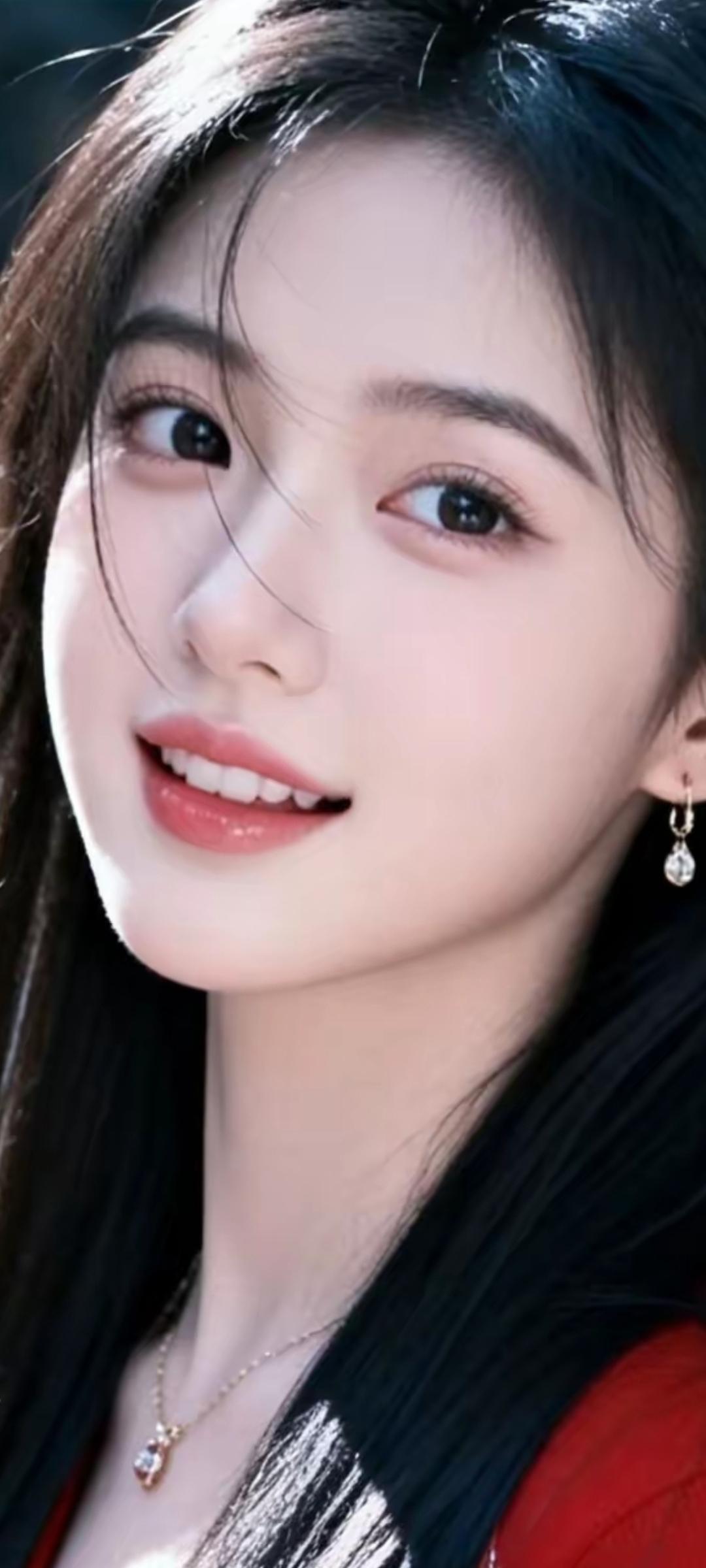 温柔甜美的笑容，红衣少女，阳光下的动人瞬间。