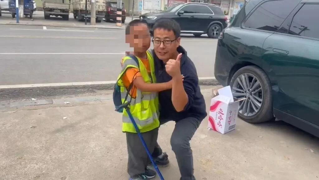 这位父亲真了不起。余先生是湖北人，在深圳做媒体运营工作，月薪2万元。9岁儿子小
