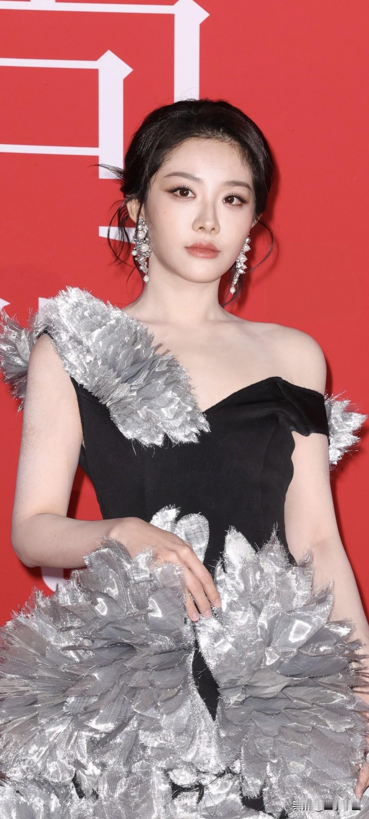 喻言栩栩华生红毯生图，坚硬美丽的金属之花，红毯生图太权威了家人们，这个金属质感花