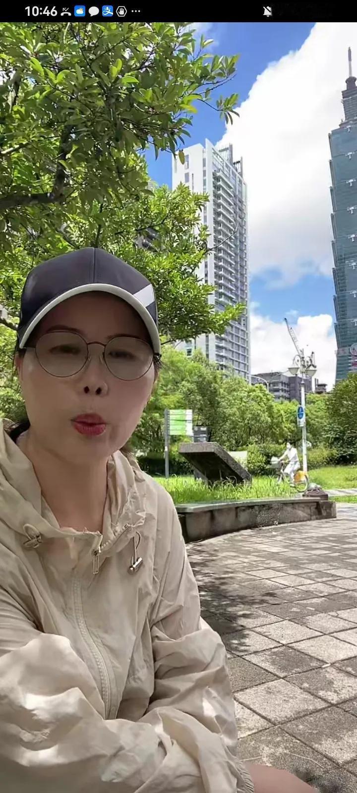 小杨阿姨现在活的真是太滋润了。两个孩子已经跟着汪小菲和马筱梅回北京了，她因为需
