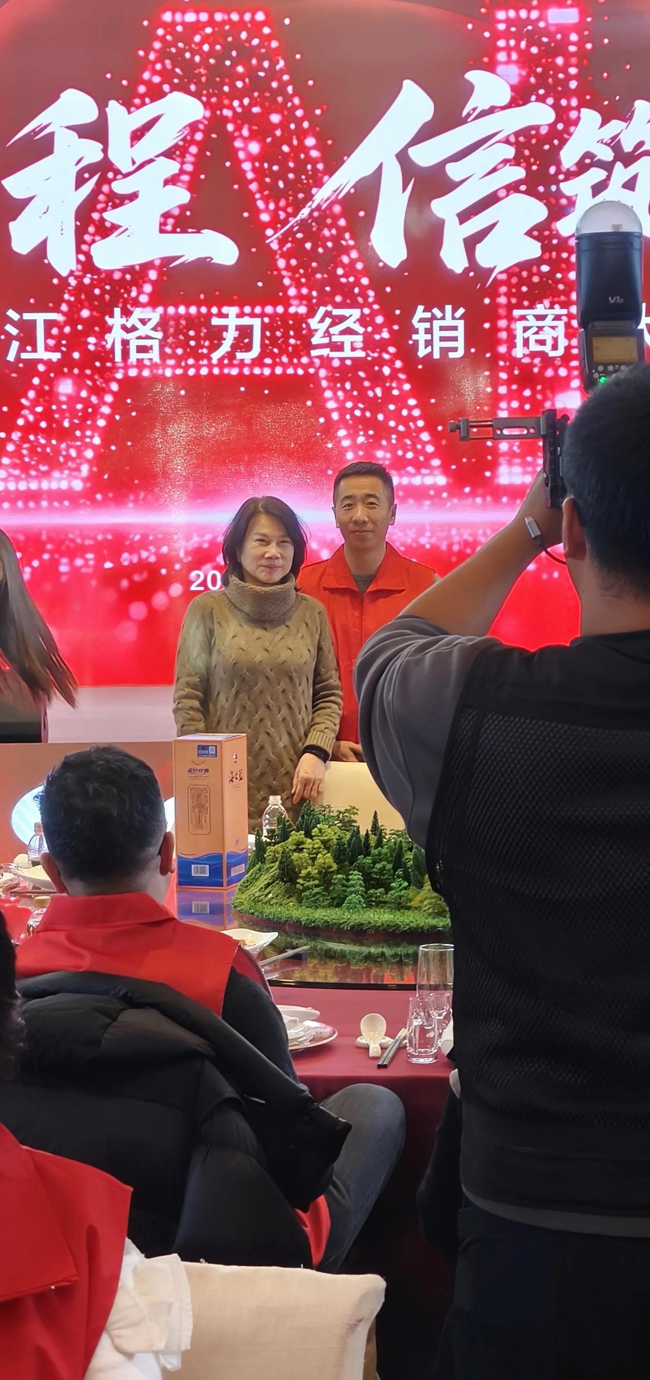 董明珠出席2025格力黑龙江经销商大会！12月16日，格力电器董事长董明珠在