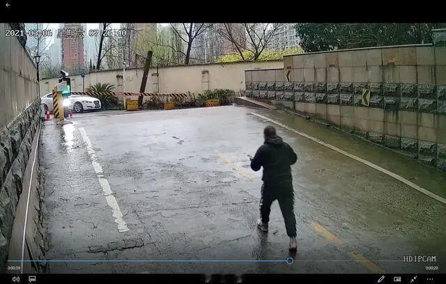 2021年3月，武汉29岁女子干某在地下车库被丈夫张某驾车碾轧拖拽8.5米死亡。