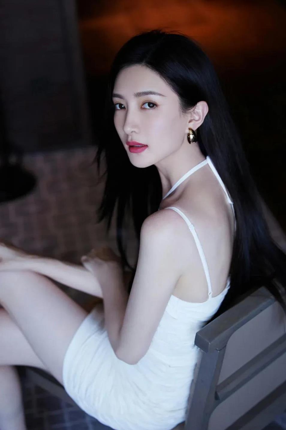 江疏影肤白貌美大长腿，吊带裙装扮气质好优雅