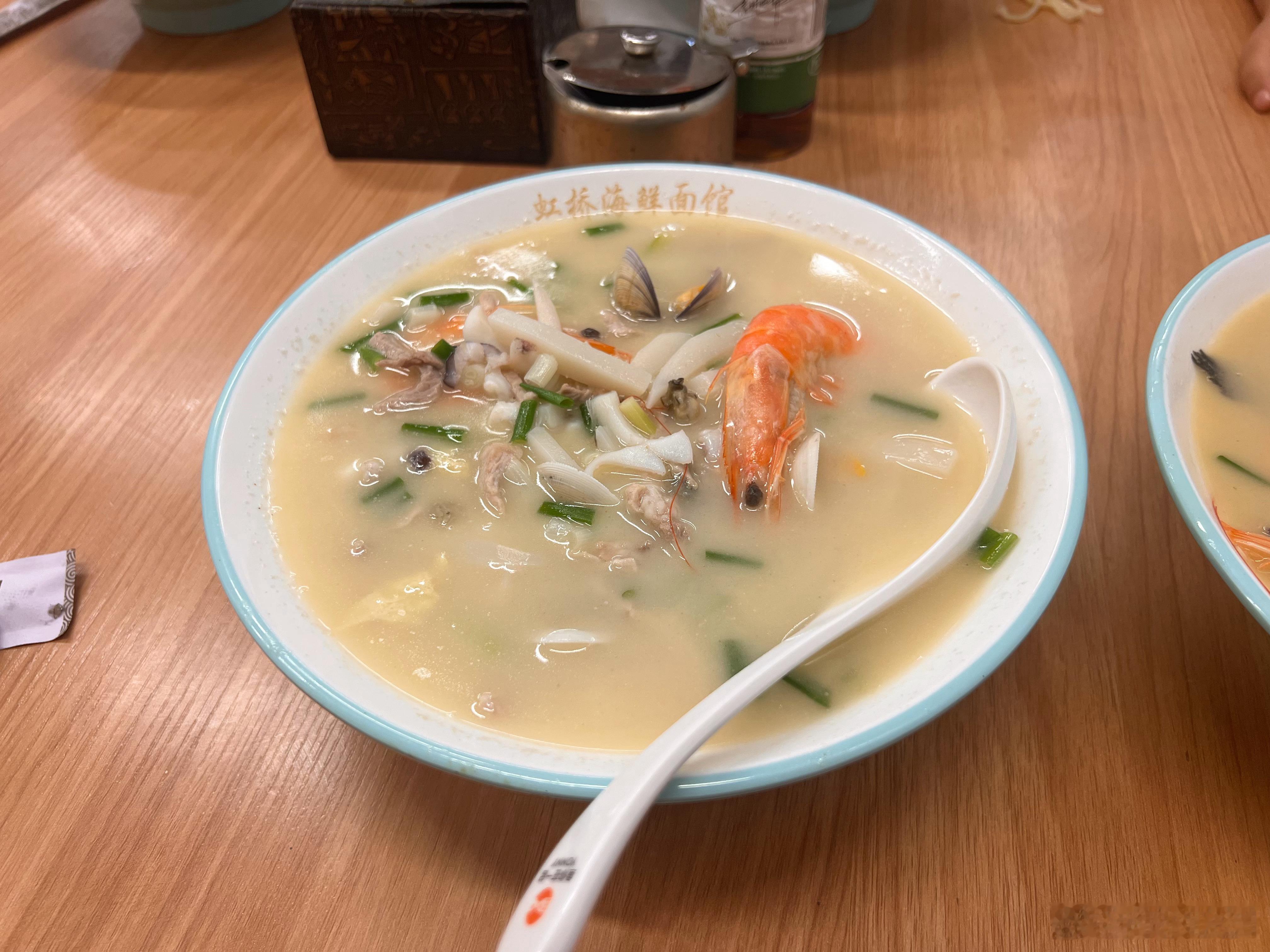 看了那天老师转的帖子来尝尝这海鲜面，的确味道很不错啊！给发菜单图片时，她让我试