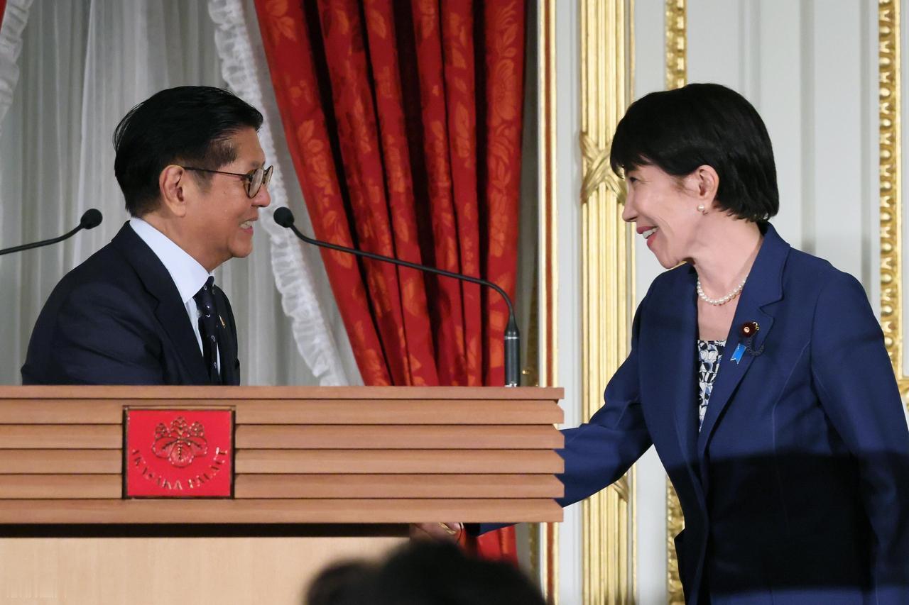 问倒一个首相，一句话就够了。7月27日，日本国会，“中道改革联合”干事长阶猛问