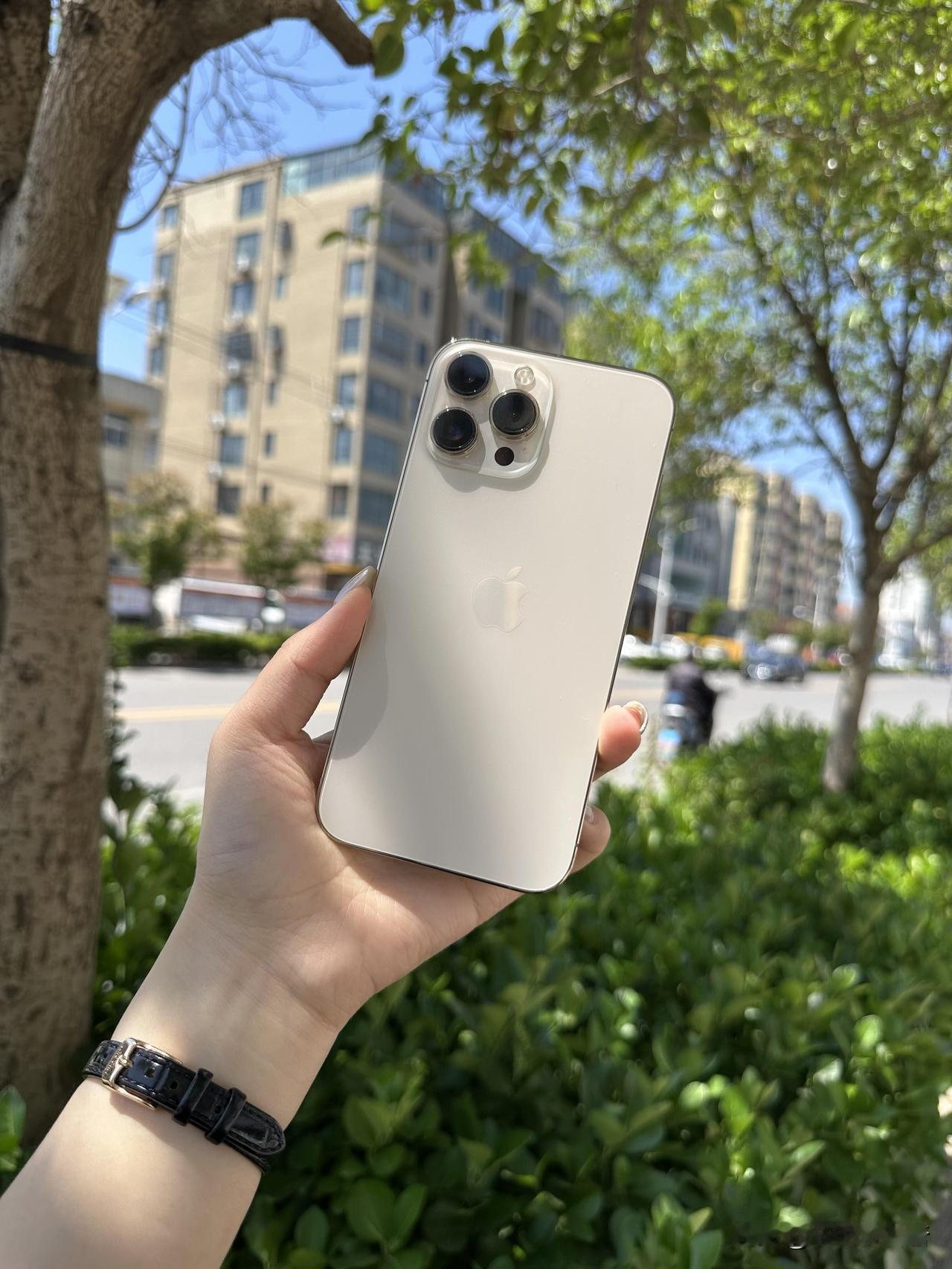 用了5年的iPhone到底还值不值得留？今天说点大实话。先讲个真事。朋友手里