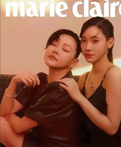 小S终于复出开工了！此次携二女儿一同亮相活动现场。小S眼眸轻阖，身姿定格成时