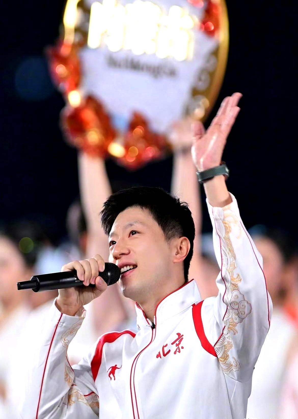 马龙全运会状态引热议，网友盛赞其“冠军美颜”。前一天还眼袋明显显疲惫