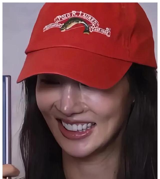 金晨没整鼻子以前嘴也不歪，自然又灵动！现在后遗症慢慢出来了。