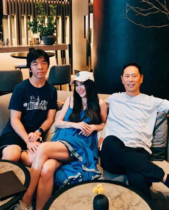 温碧霞带老公和孩子到印尼度假，本人状态似少女，58岁不老。丈夫显沧桑，养子身材高