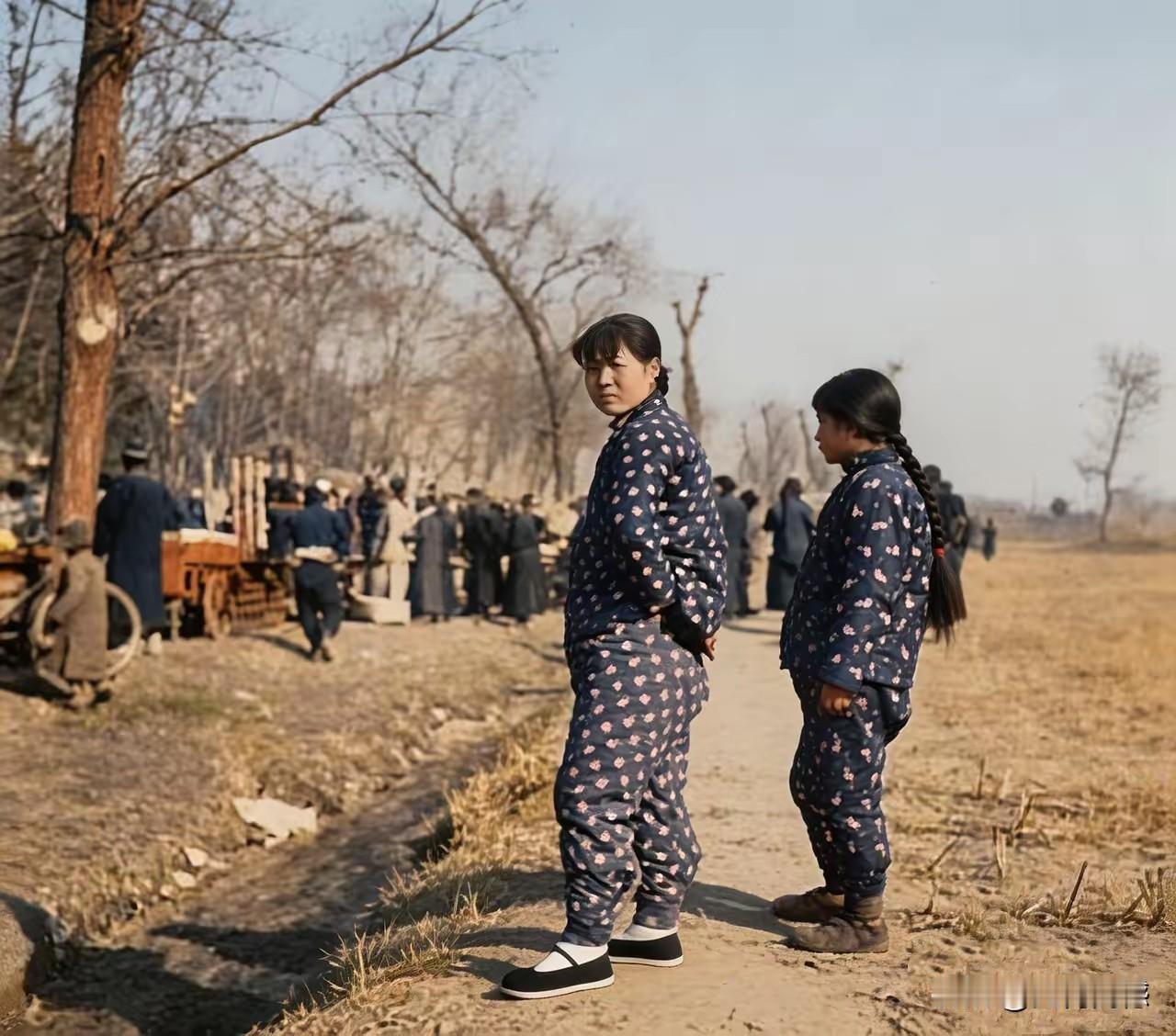 过去北京的姑娘过年的时候穿啥？看看这张老照片，就能够了解上个世纪30年代北京姑娘