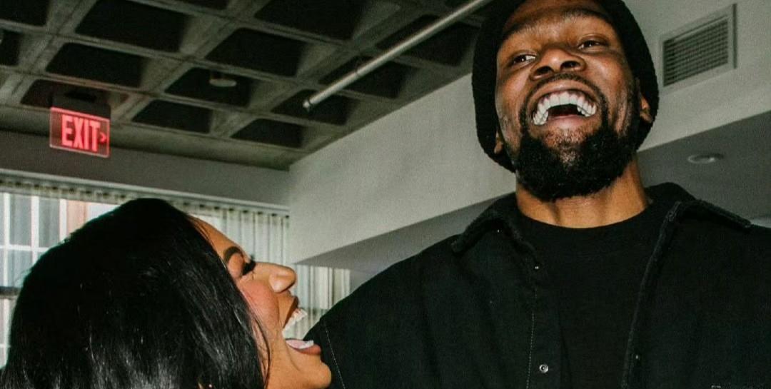 杜兰特的恋爱观正常女人是无法接受的，他甚至厌恶对方待在他身边。杜兰特以前也交往