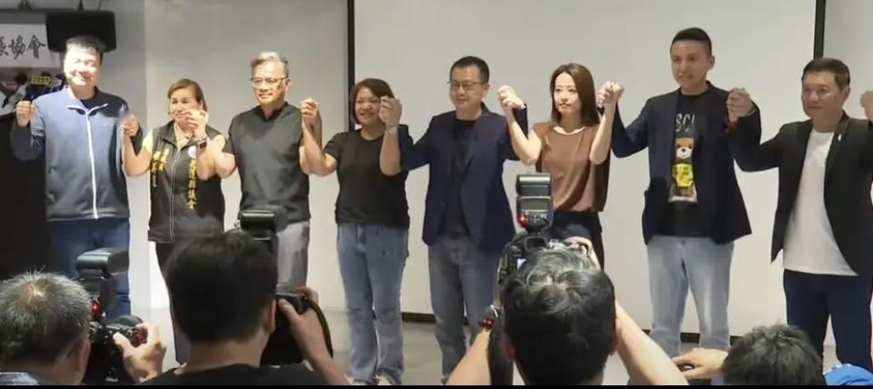 罗智强这记者会开得有点意思！喊着“我们都是挺强的”，拉来几位县市议员站台，口