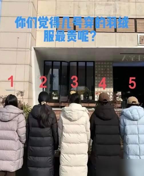 饭局上那件没Logo的黑羽绒服，一眼看过去，我就知道这哥们儿腰包挺硬。旁边那