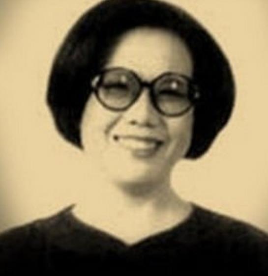 1942年，作家沉樱正怀3胎，得知丈夫把全部家当3万块，拿去给戏子赎身。她不哭不