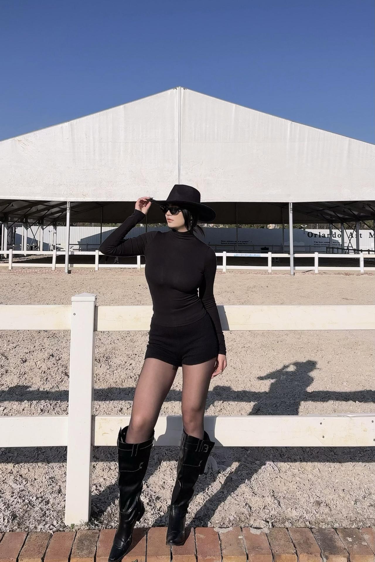 是公主也是骑士🏇🏻|||全黑穿搭把马场的飒气拉满高领打底的修身感刚好勾勒出