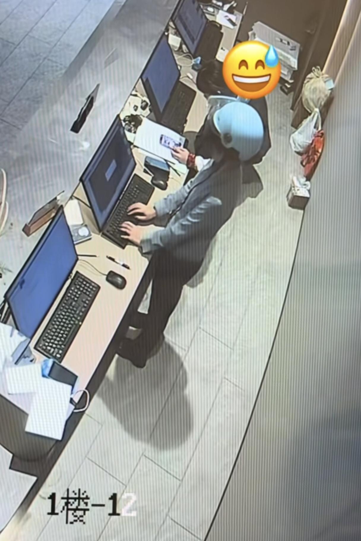 广东一女子，上了半天班，觉得脖子一直很累，最后发现原来是头上的头盔没摘，问同事怎