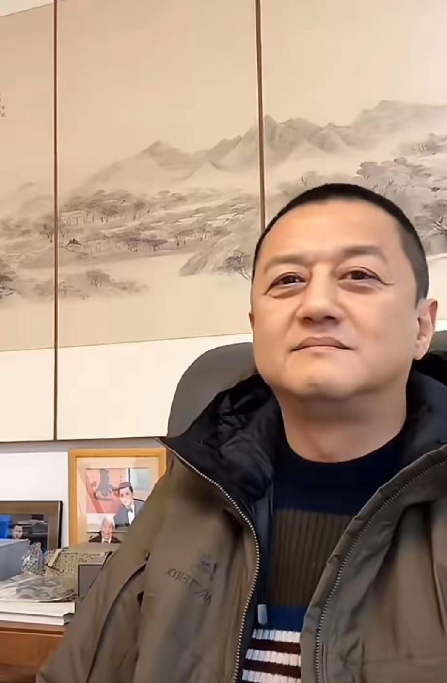 离婚后能不能做朋友？李亚鹏在镜头前提王菲的那一刻，现任妻子就在旁边微笑。但答