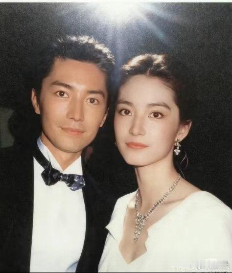 林青霞和尊龙同框画面太绝，两位的颜值气质双双在线，这组合真的没人扛得住！​​​