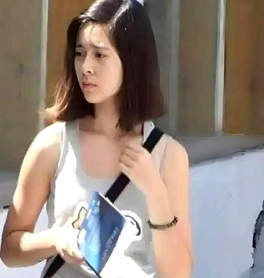 姜文唯一的女儿姜一郎今年三十岁了，这姑娘是中法混血，随了她法国妈妈的深邃五官和中