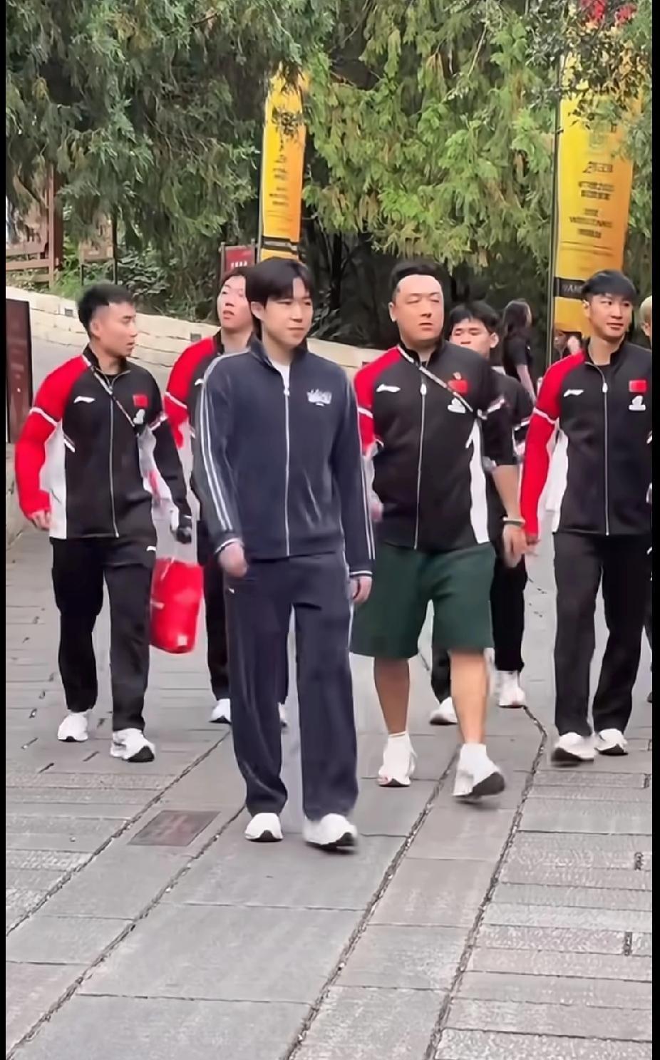 王楚钦：赛场上的乒乓猛将，场下的“气场大佬”王楚钦这走路气场也太绝了！一身运动