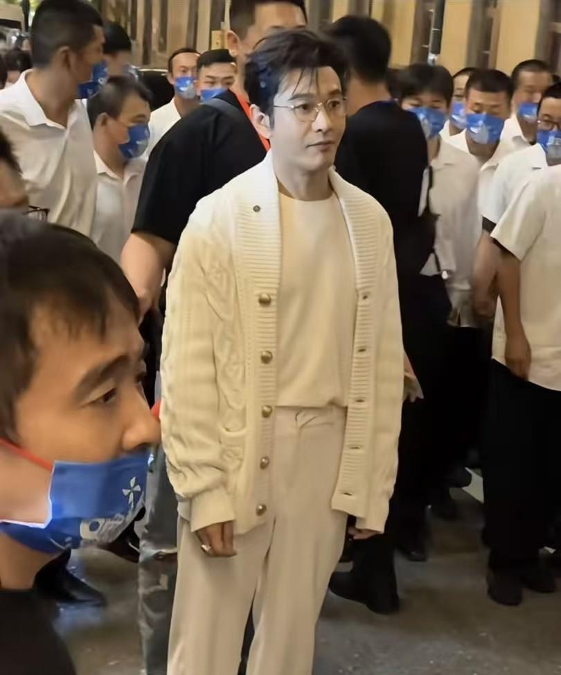 看一惯性格温和的黄晓明也有“生气”的时候，参加活动前面的人给带错路了，看他站那“