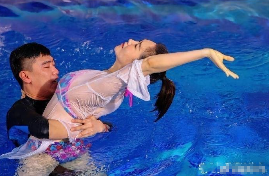 左小青年轻时参加节目看上去很放的开，美女喜欢自由地飞翔！​​​