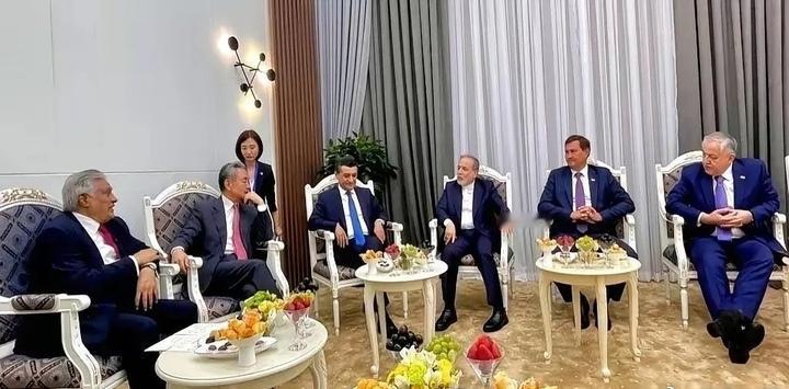 没有话筒、没有谈判桌！上合会场外一幕曝光，五国外长自发聚拢闲聊。上合外长会