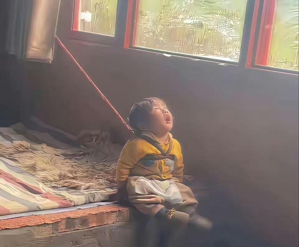 她到底哭了多少次，才会这么安静地在晃脚看天空？