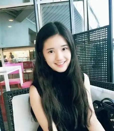 赵露思曾回忆，当年一个经纪人找到她，锲而不舍地劝她进入娱乐圈。她才18岁，觉得对