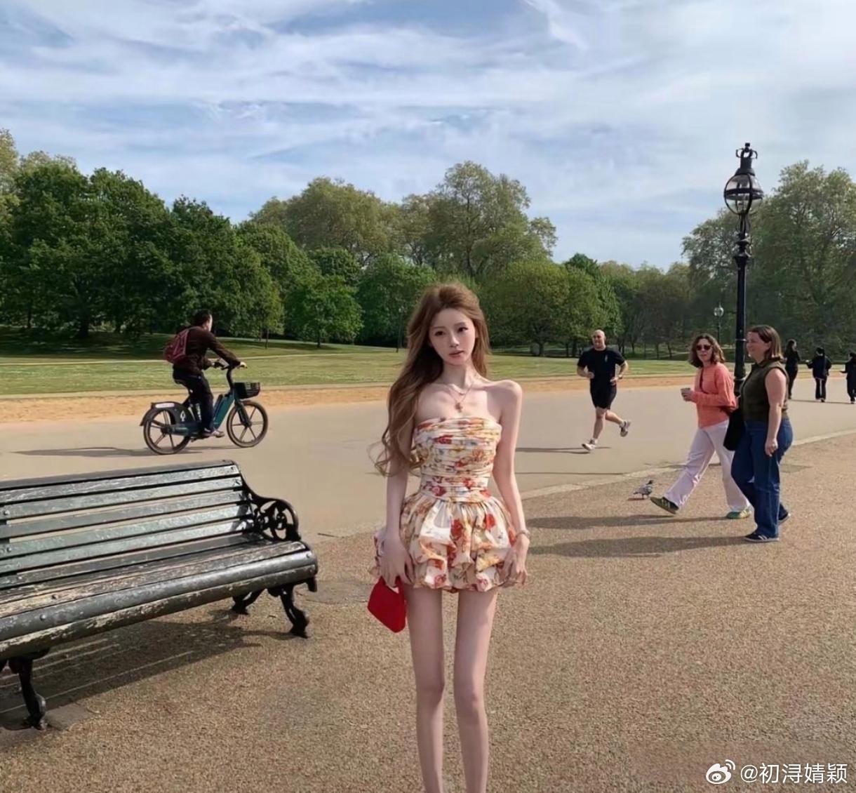 王思聪女友懒懒国外晒照，惊艳路人，老外频频回头。